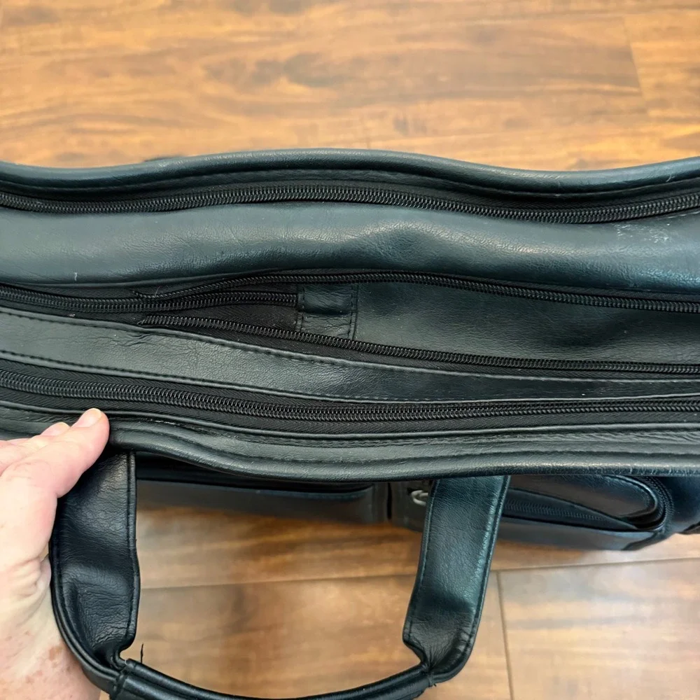 US Luggage New York Vintage Leather Briefcase Expandable Laptop Messenger Bag